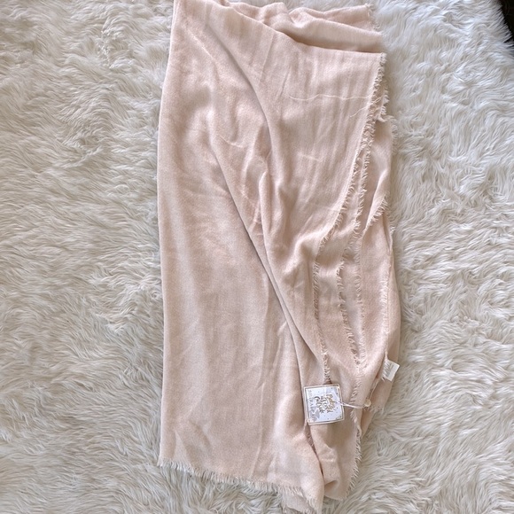 Shiraleah Chicago Tate Blanket Scarf in Blush - Picture 3 of 6